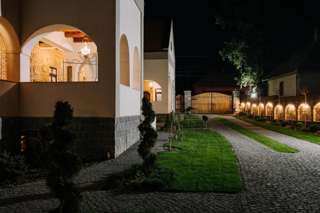 Molnos Kuria Pension Corund  Exterior foto