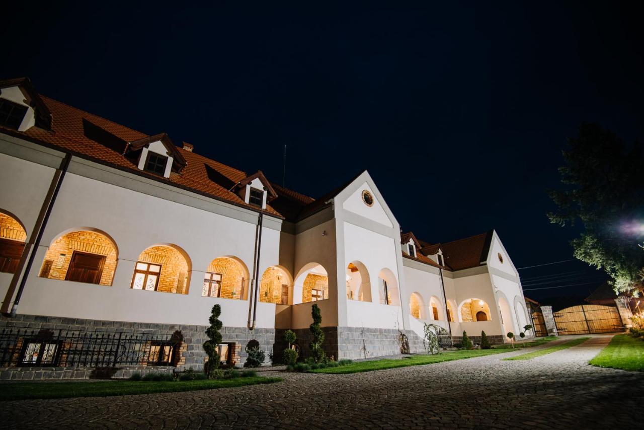 Molnos Kuria Pension Corund  Exterior foto