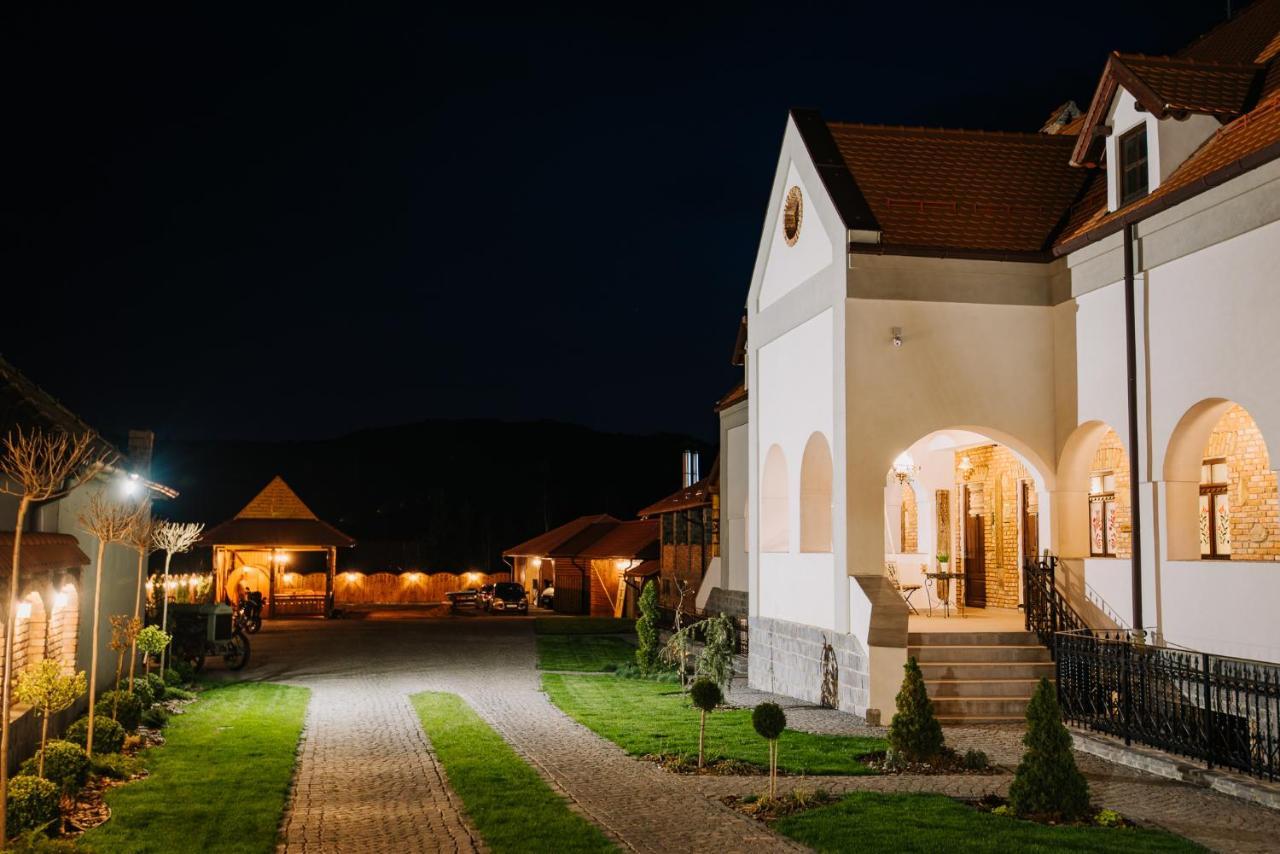 Molnos Kuria Pension Corund  Exterior foto